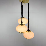 Lustre cascade en bois, verre laiteux et laiton du milieu du siècle, Pologne