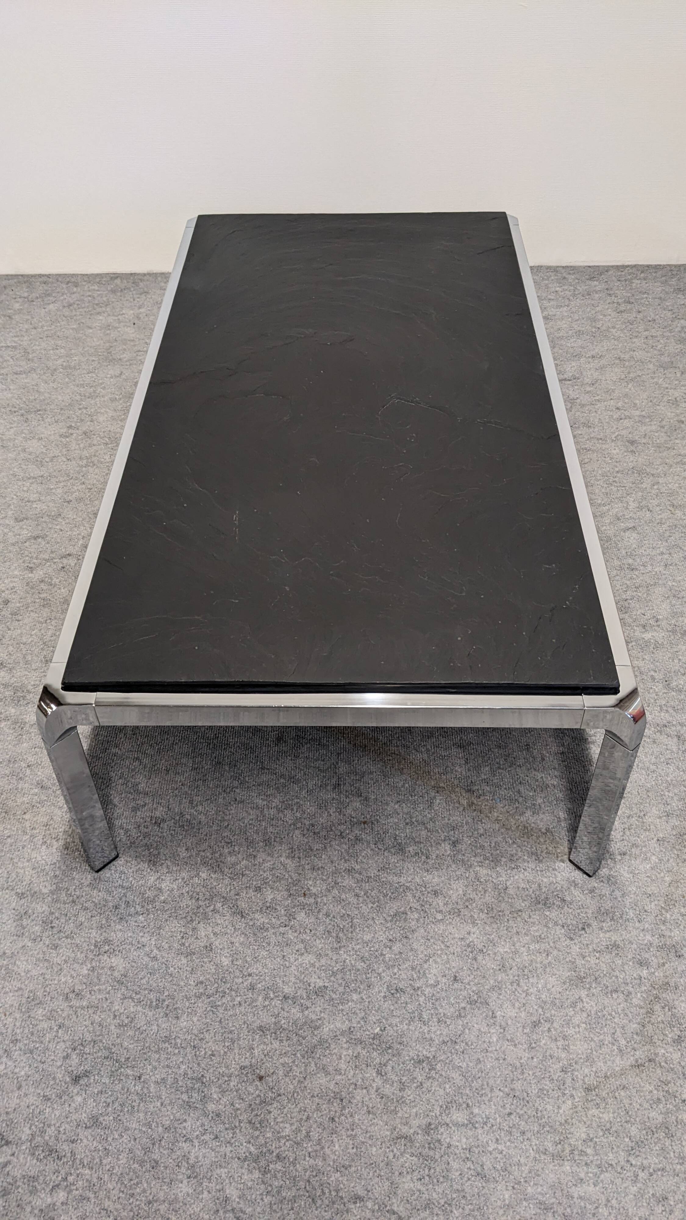 Table basse moderniste en ardoise et métal chromé, Italie vers 1970