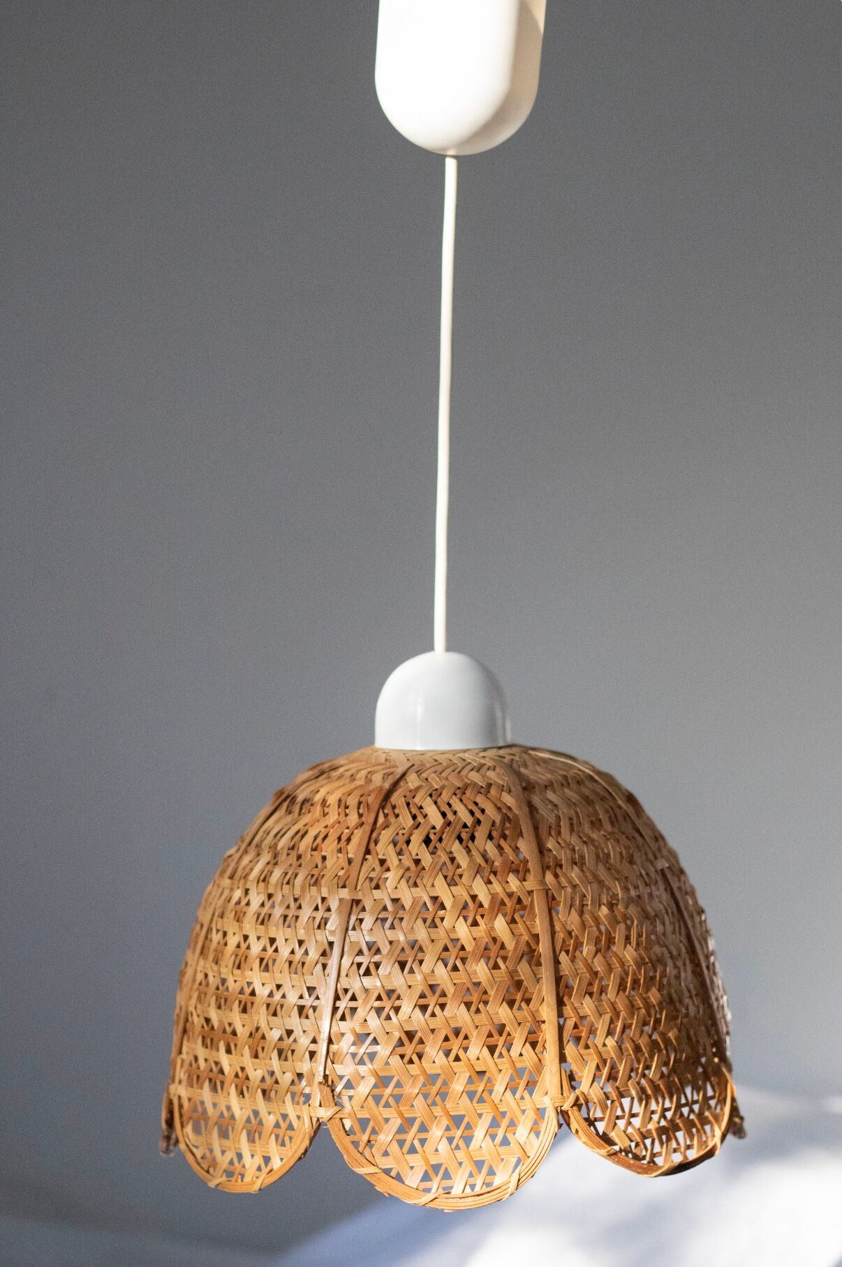 Vintage flower suspension in wicker rattan