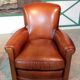 Paire de fauteuils-club en cuir