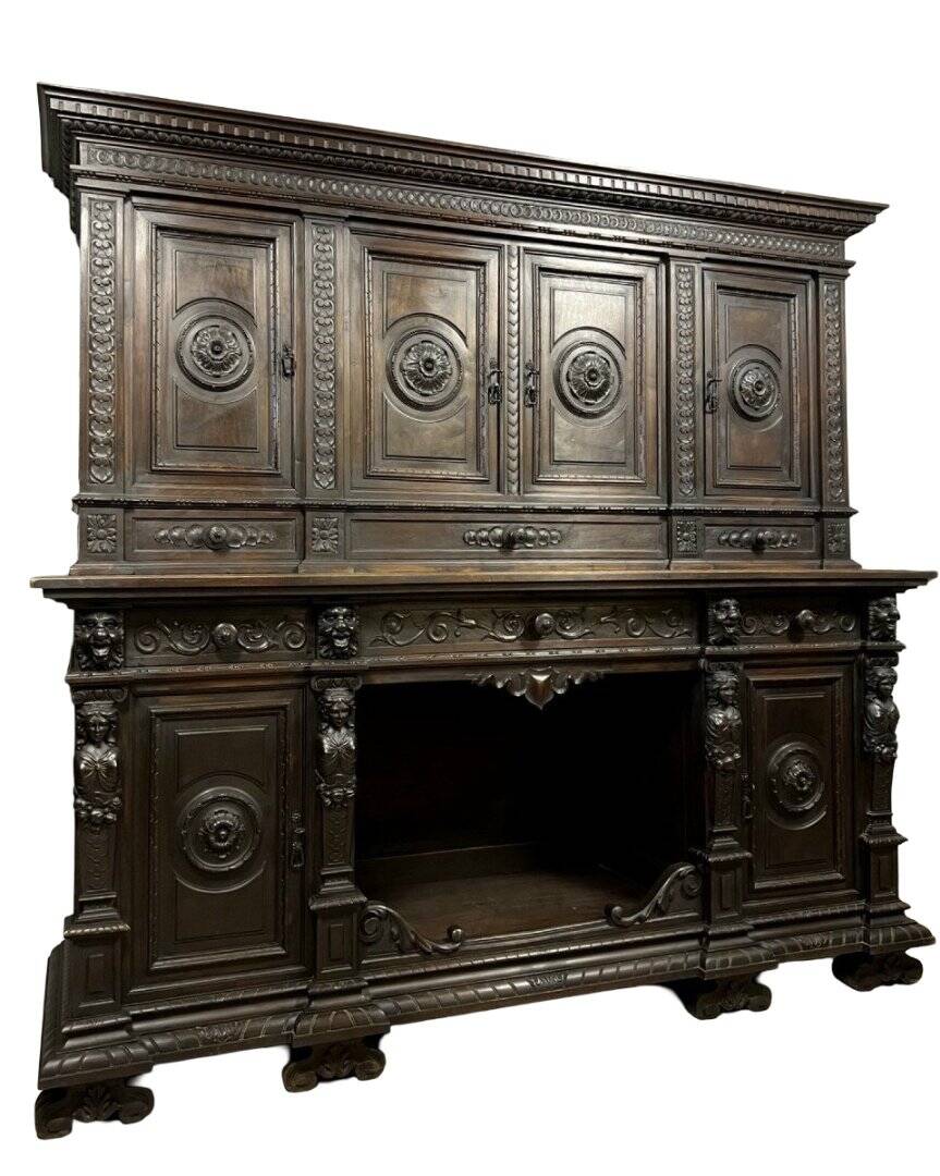 Important Renaissance buffet in solid walnut.