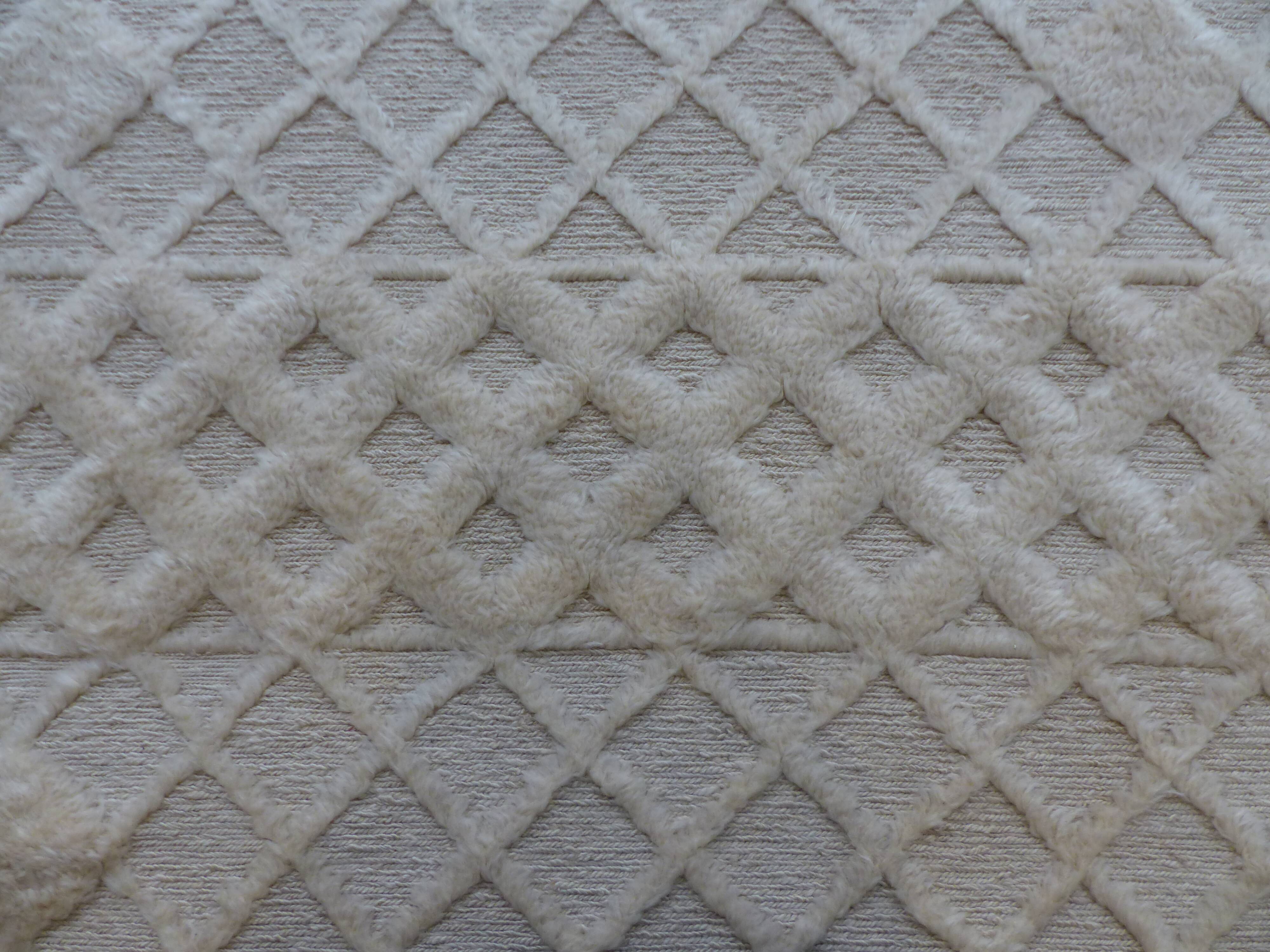 Carpet wool woven and knotted 253 x 153 cm