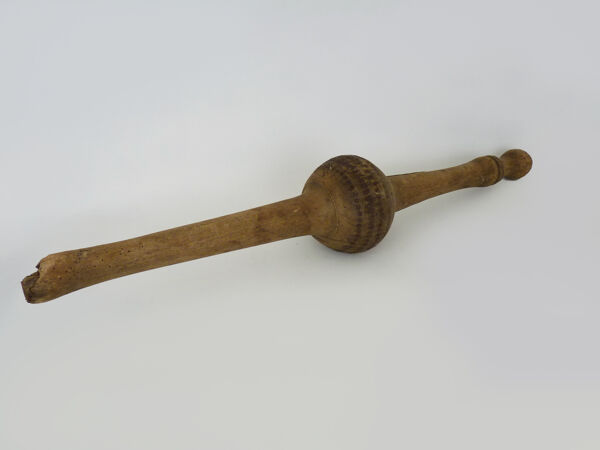 Ancienne quille basque en bois cloutée XIXème