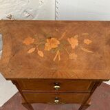 Commode d'entre deux en marqueterie de style Louis XV