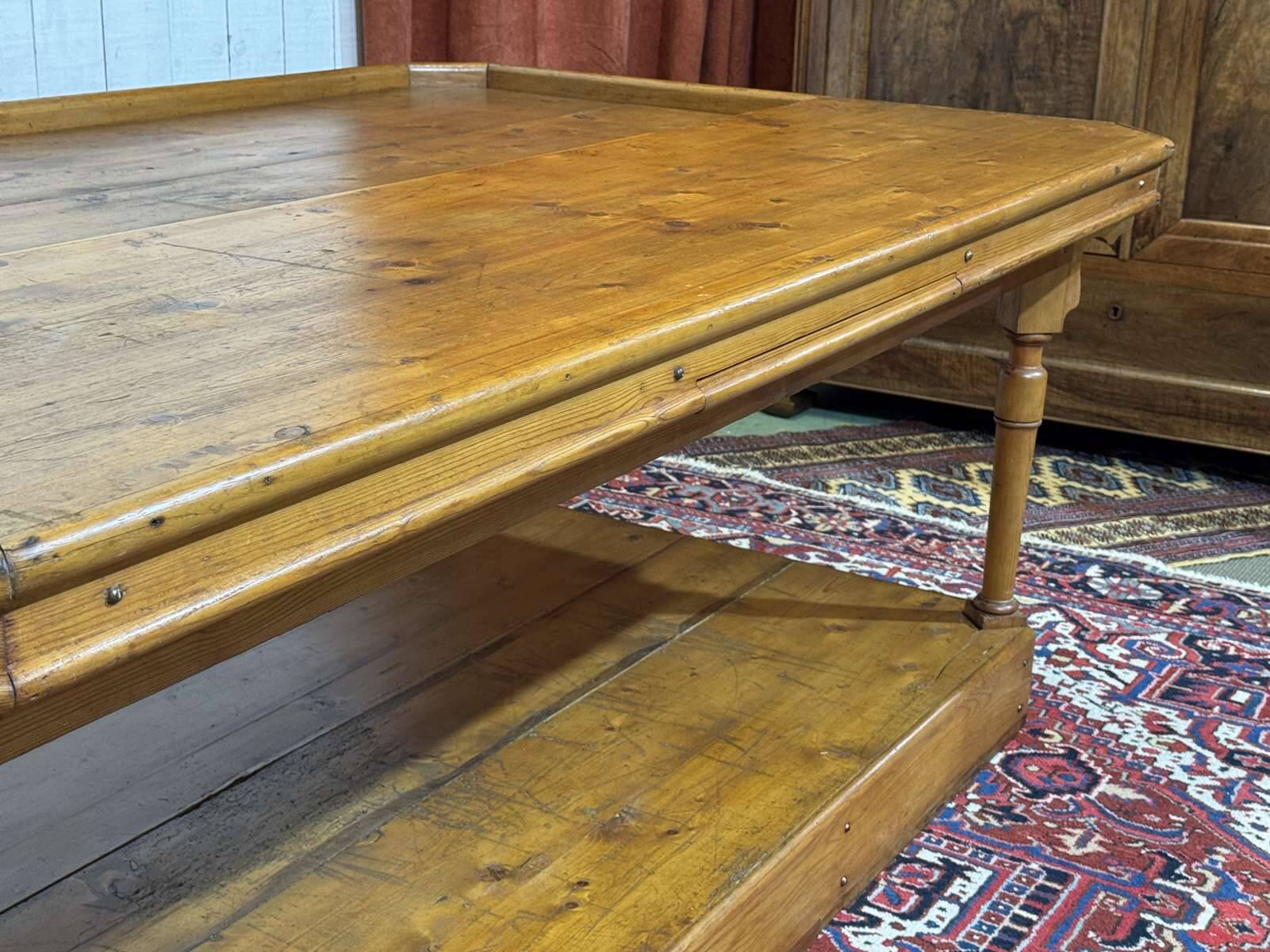 19th-century work table in English pine.