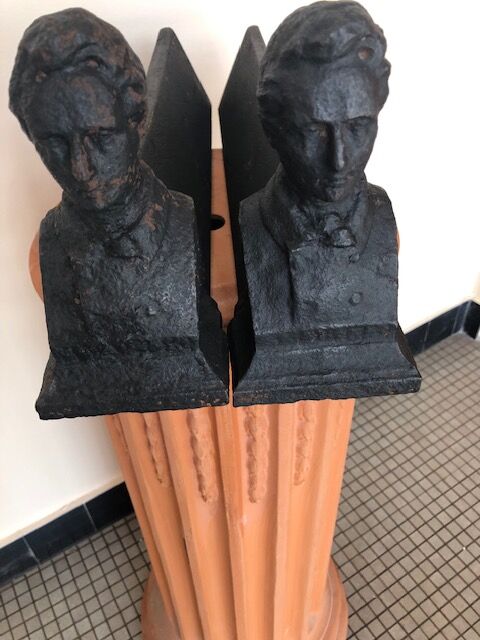 Paire de chenets "Tête de Chateaubriand", époque 19ème siècle