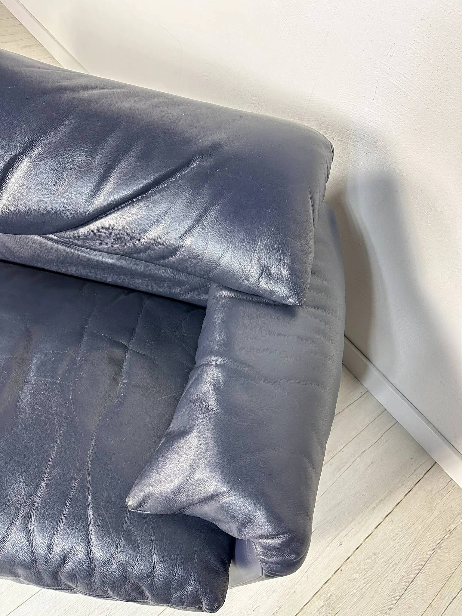 Vintage Maralunga 2-seater leather sofa from the 1980s by Vico Magistretti for Cassina.