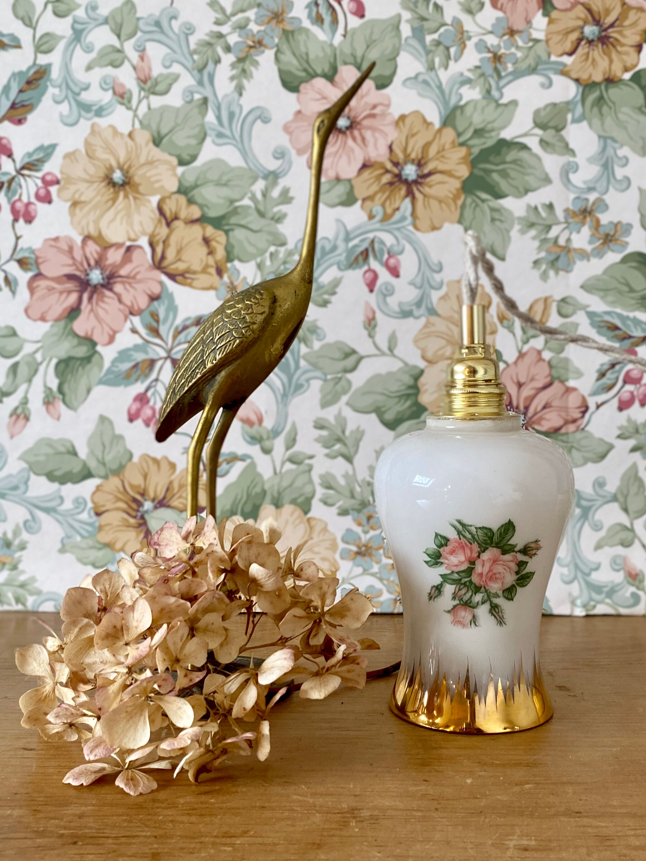 Vintage tulip ride in white opaline drawings of roses