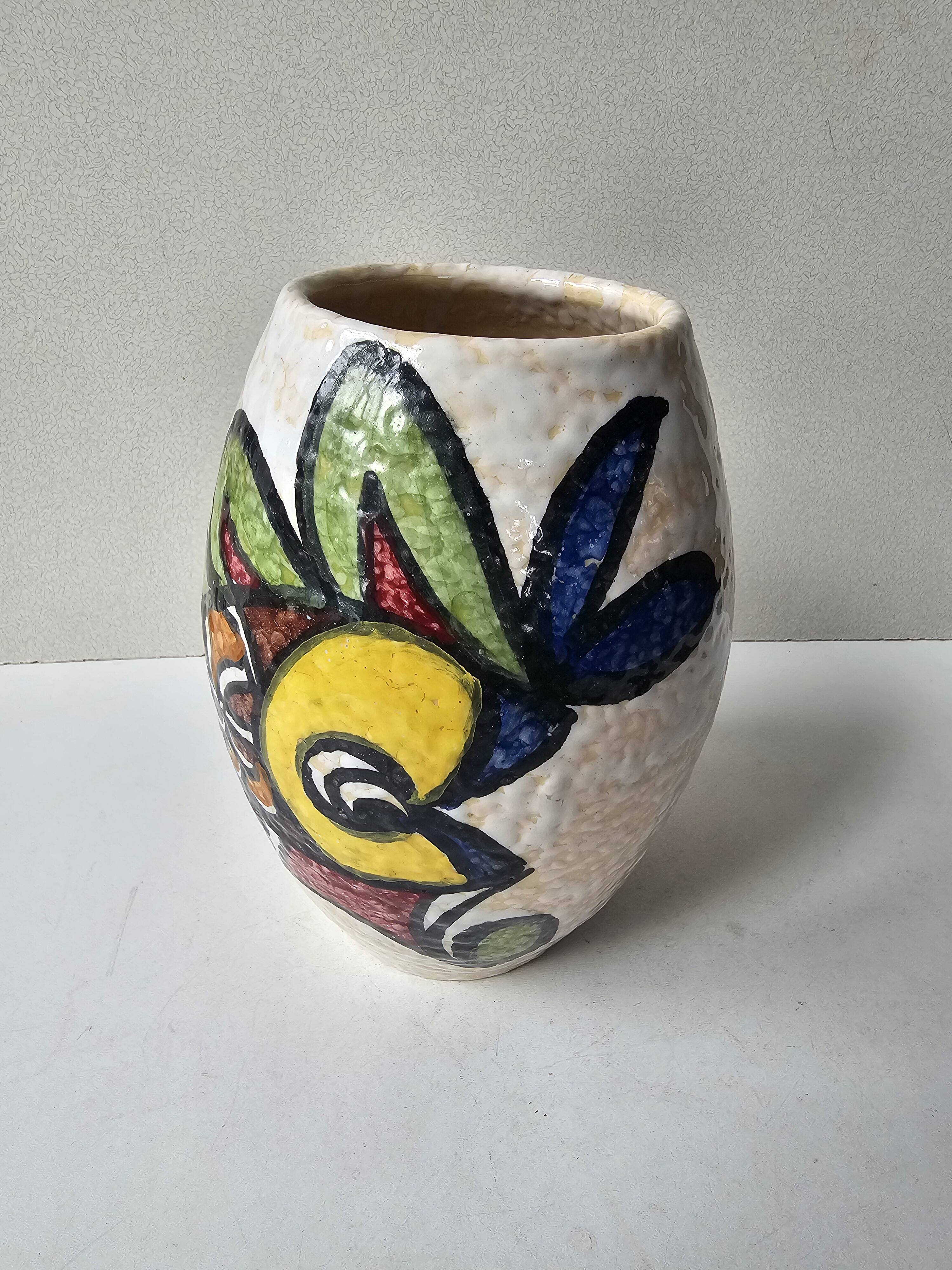 Ceramic vase with geometric pattern (Pablo Sanguino)