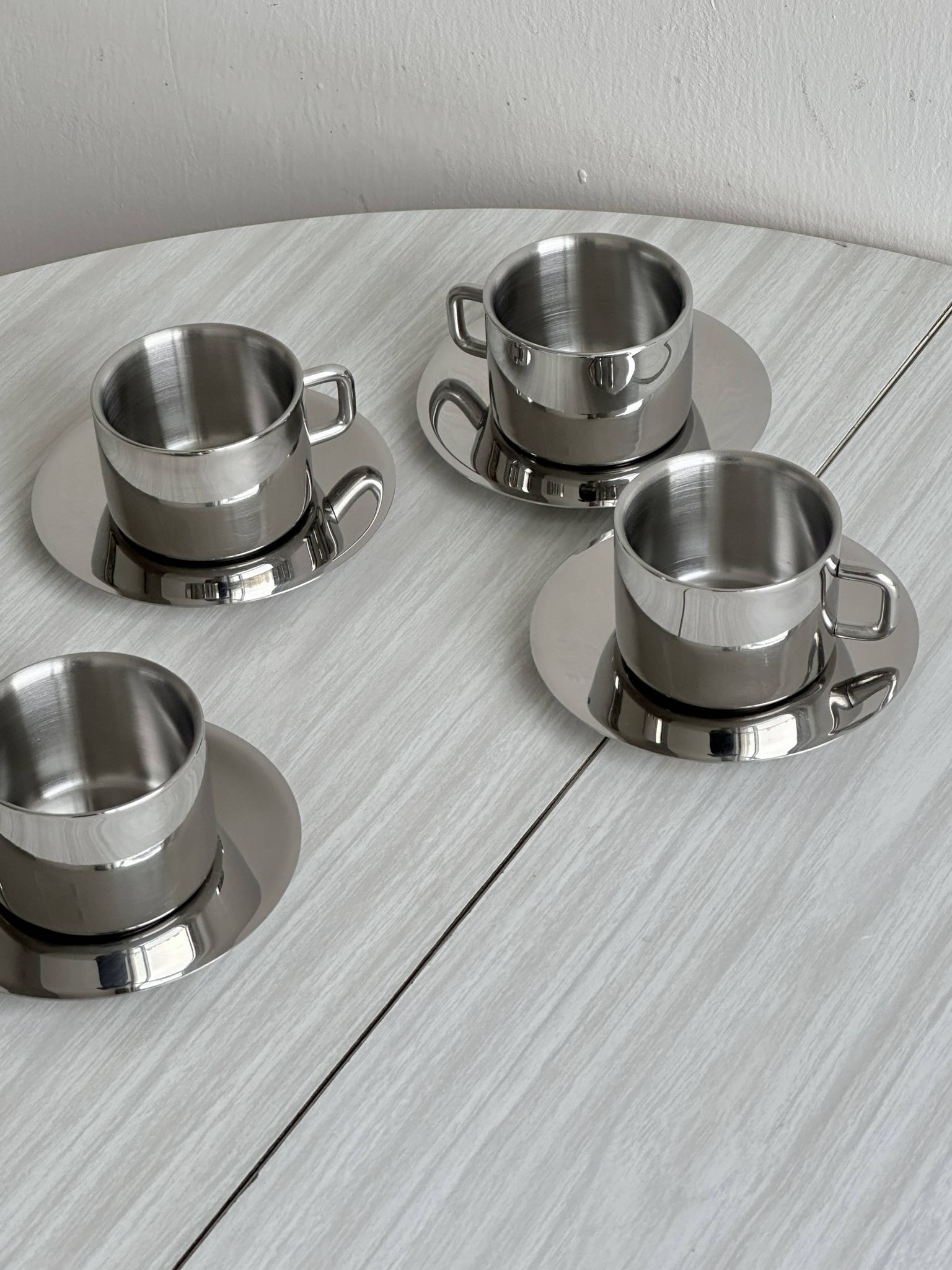 Lot de 4 tasses à café en inox avec sous-tasses