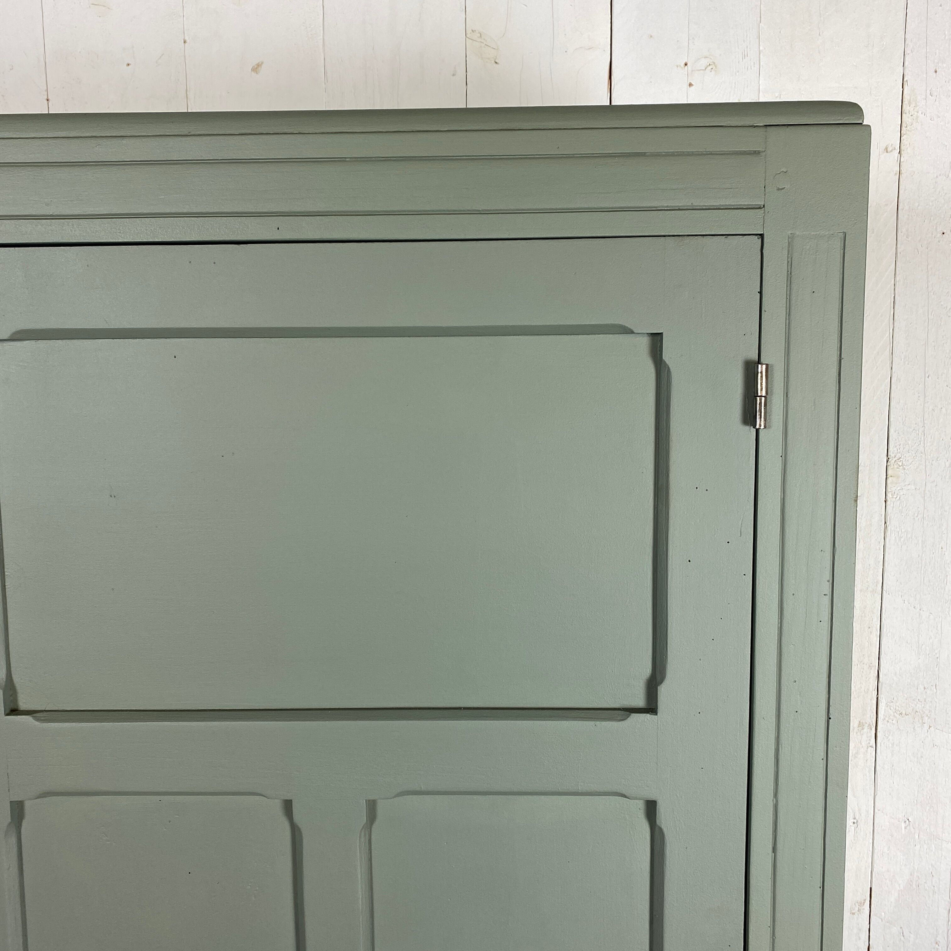 Armoire parisienne vert sauge