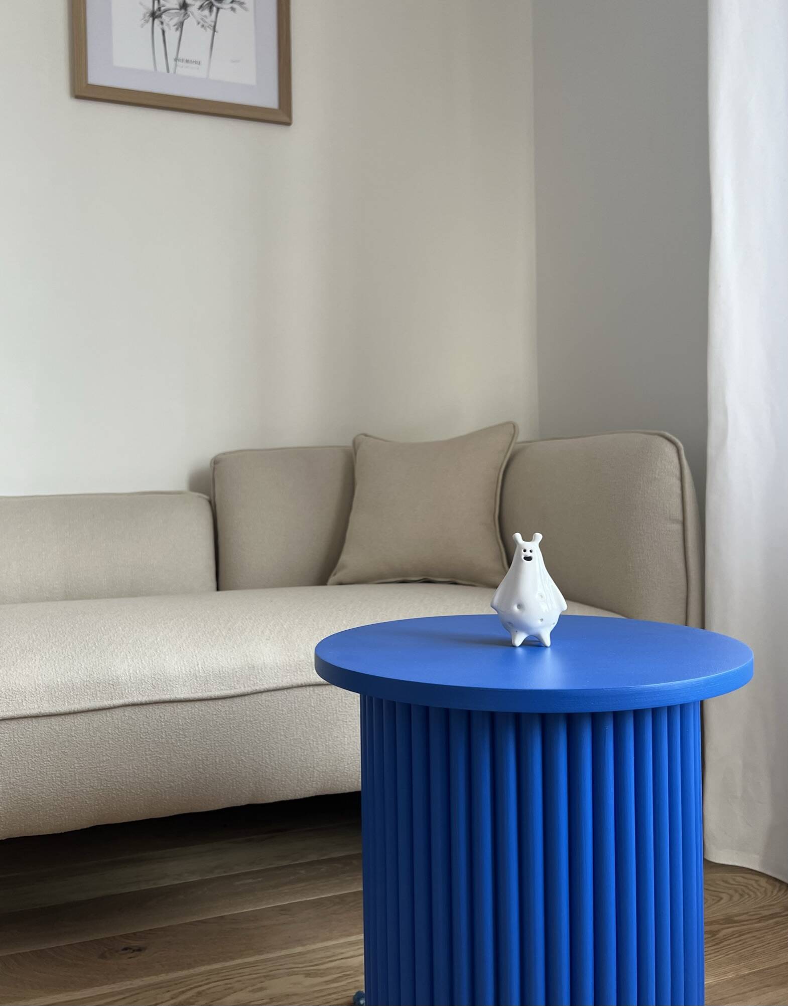 Page 1 of 8 Petite table de chevet ronde et cannelée en bleu klein