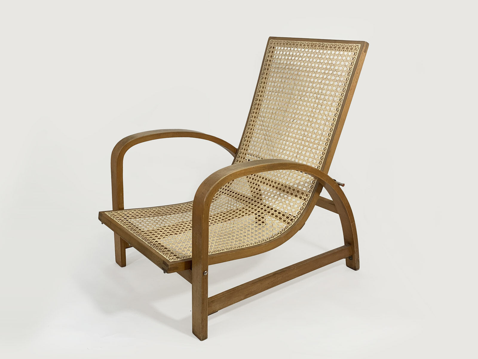Fauteuil Jindrich Halabala en bois et canne, années 1930