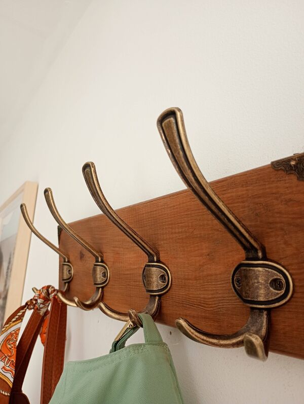 Porte-manteau mural en bois – 4 patères métalliques – 45 cm