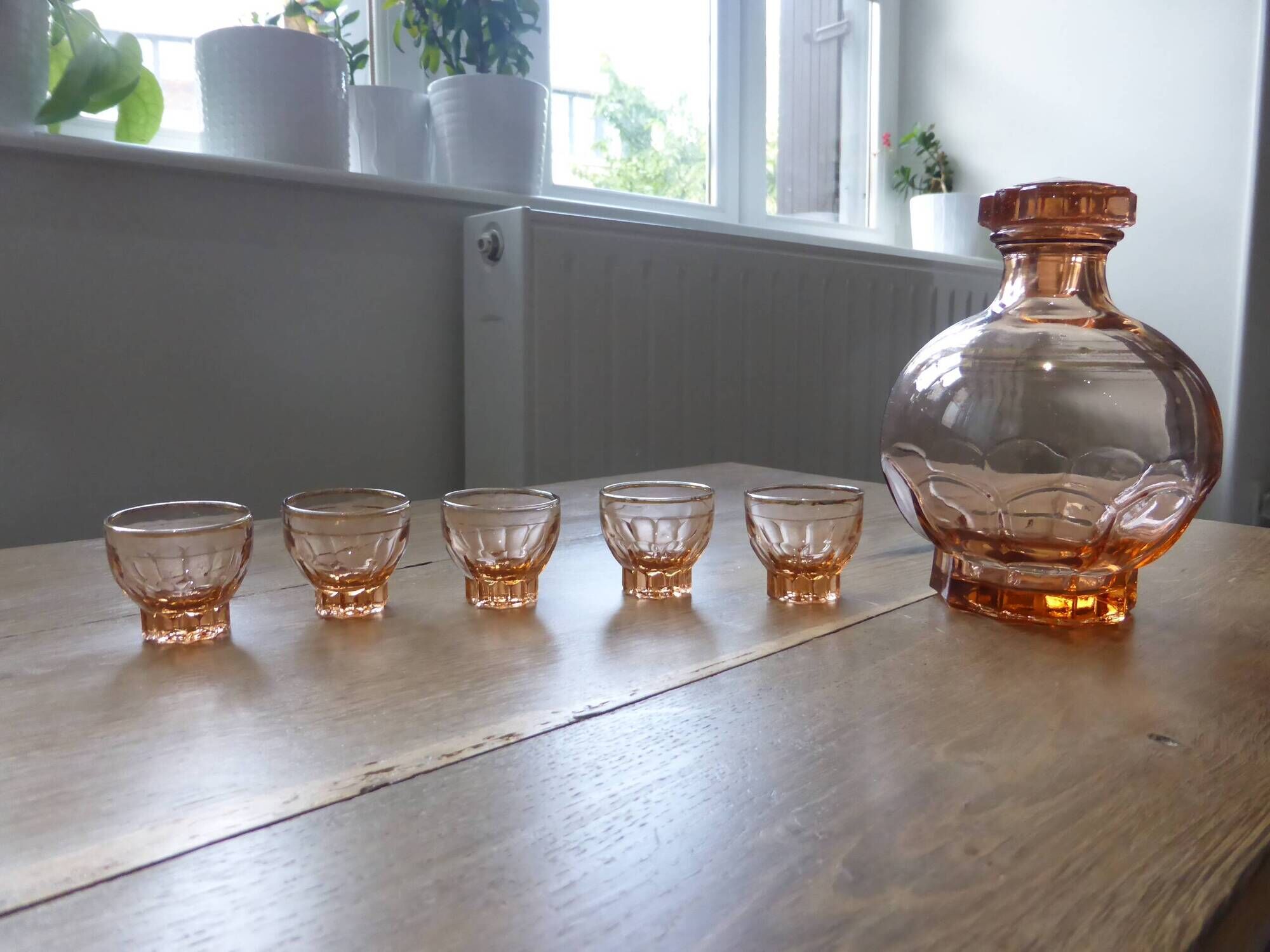 Carafe and 5 pink glass liqueur glasses with a gold rim 2008123