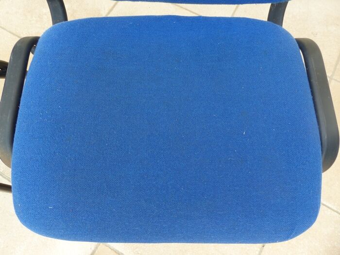 2 chaises empilables de tissus noir et bleu