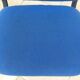 2 chaises empilables de tissus noir et bleu