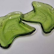 Deux vide poches en verre pressé en forme de feuilles de lierre, 17 cm