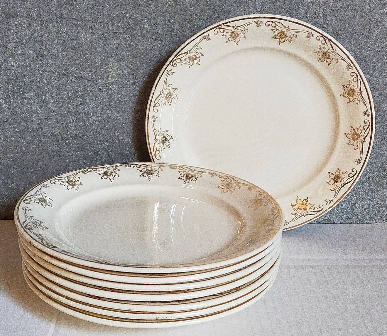 Eight Villeroy & Boch dessert plates with gold decor