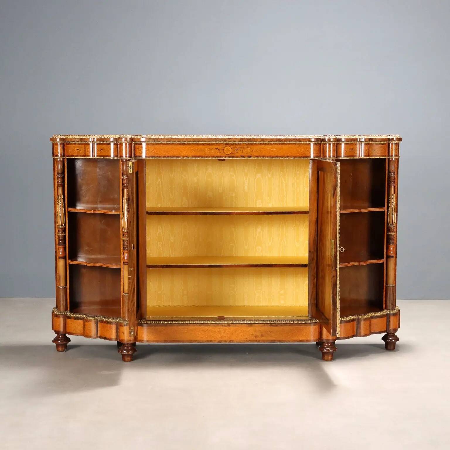 Buffet ancien en placage de loupe d’érable, Royaume-Uni, XIXe siècle