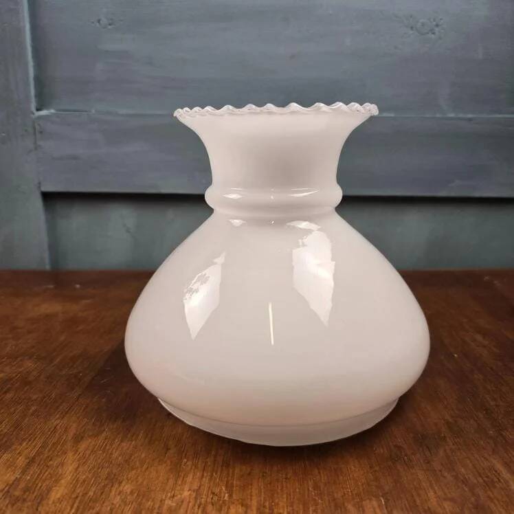 Globe abat-jour opaline blanche – Verre opale, bord ondulé – Style intemporel