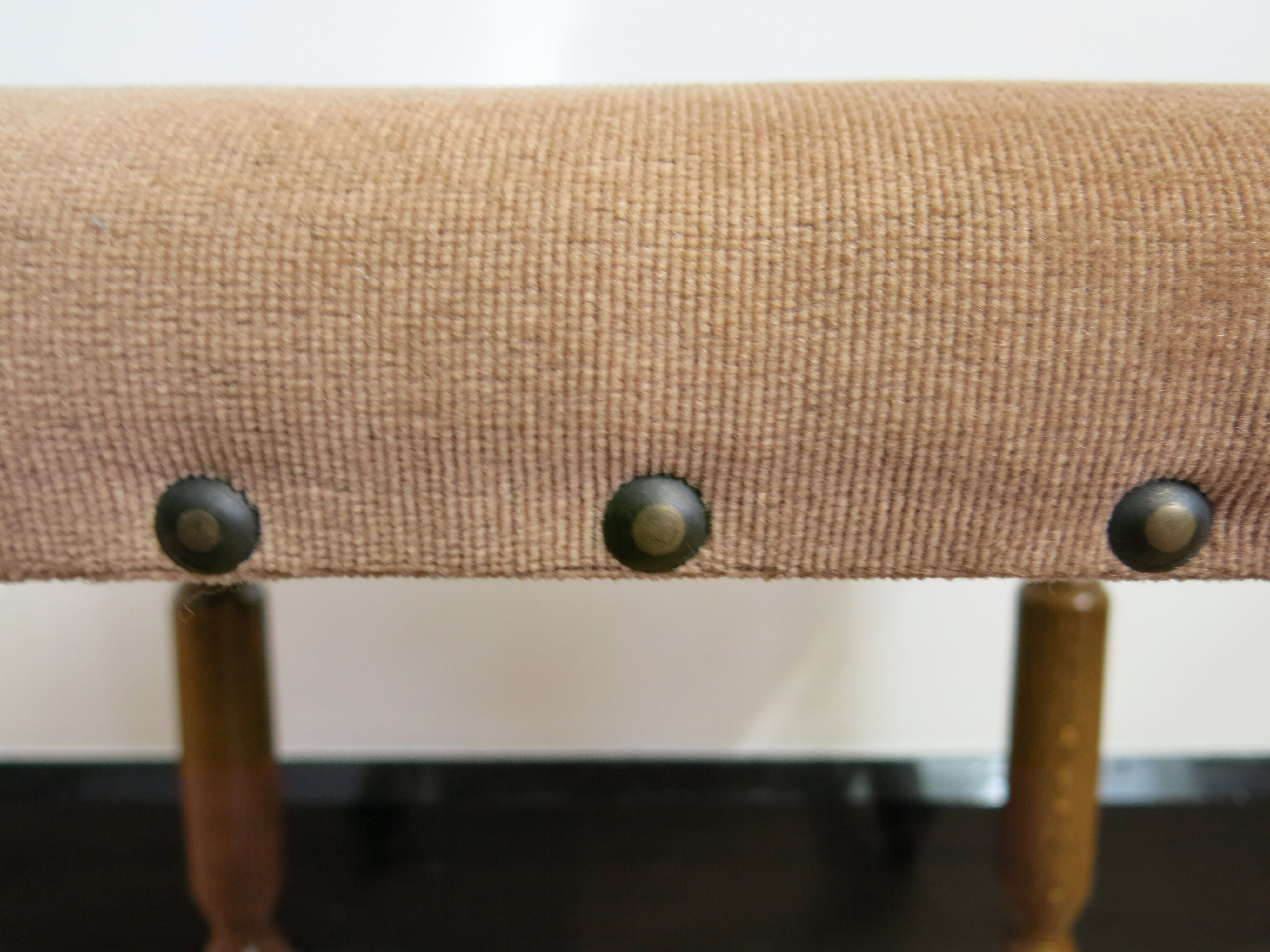 Repose-pieds en bois et velours beige