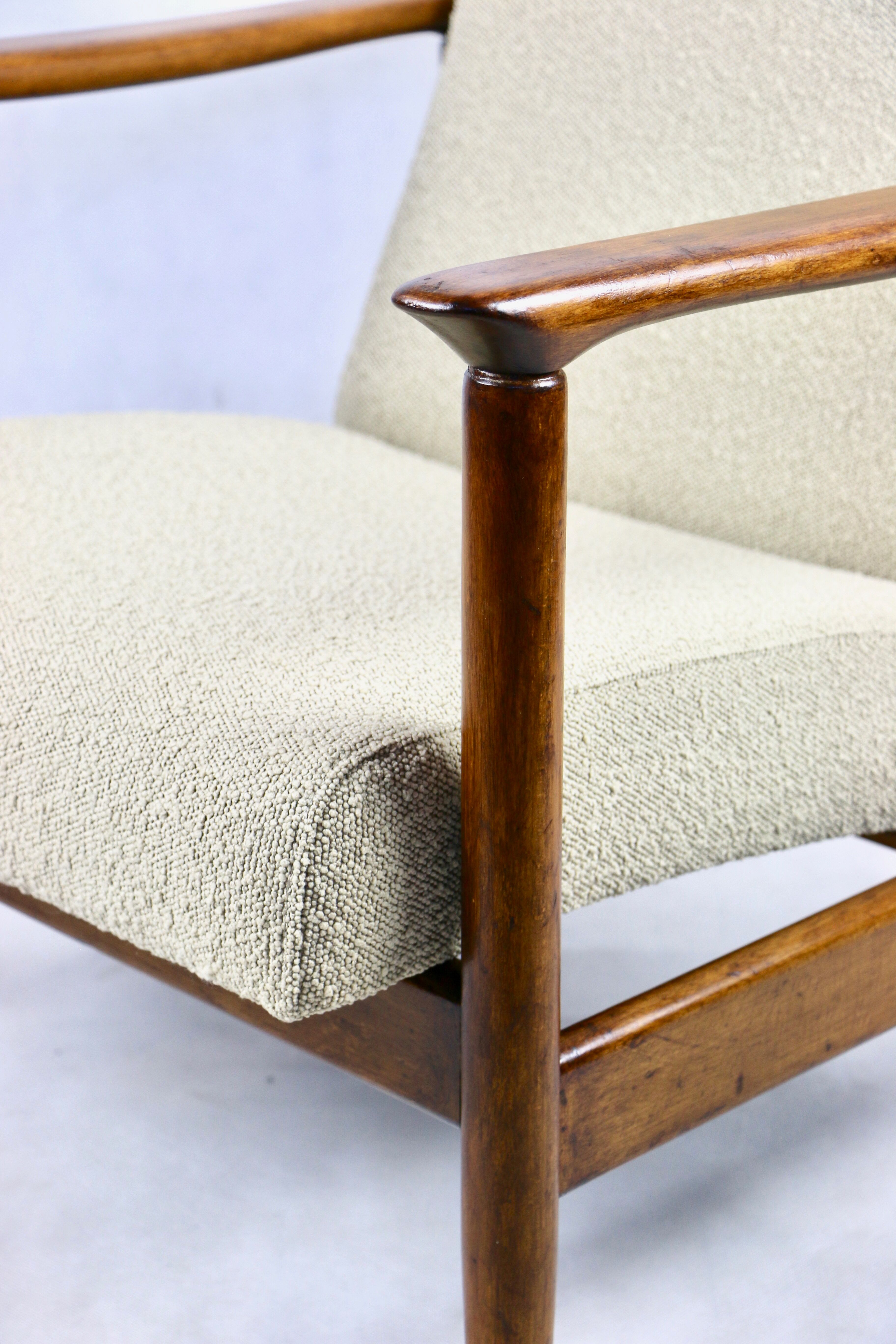 Beige boucle GFM-142 armchair, 1970s