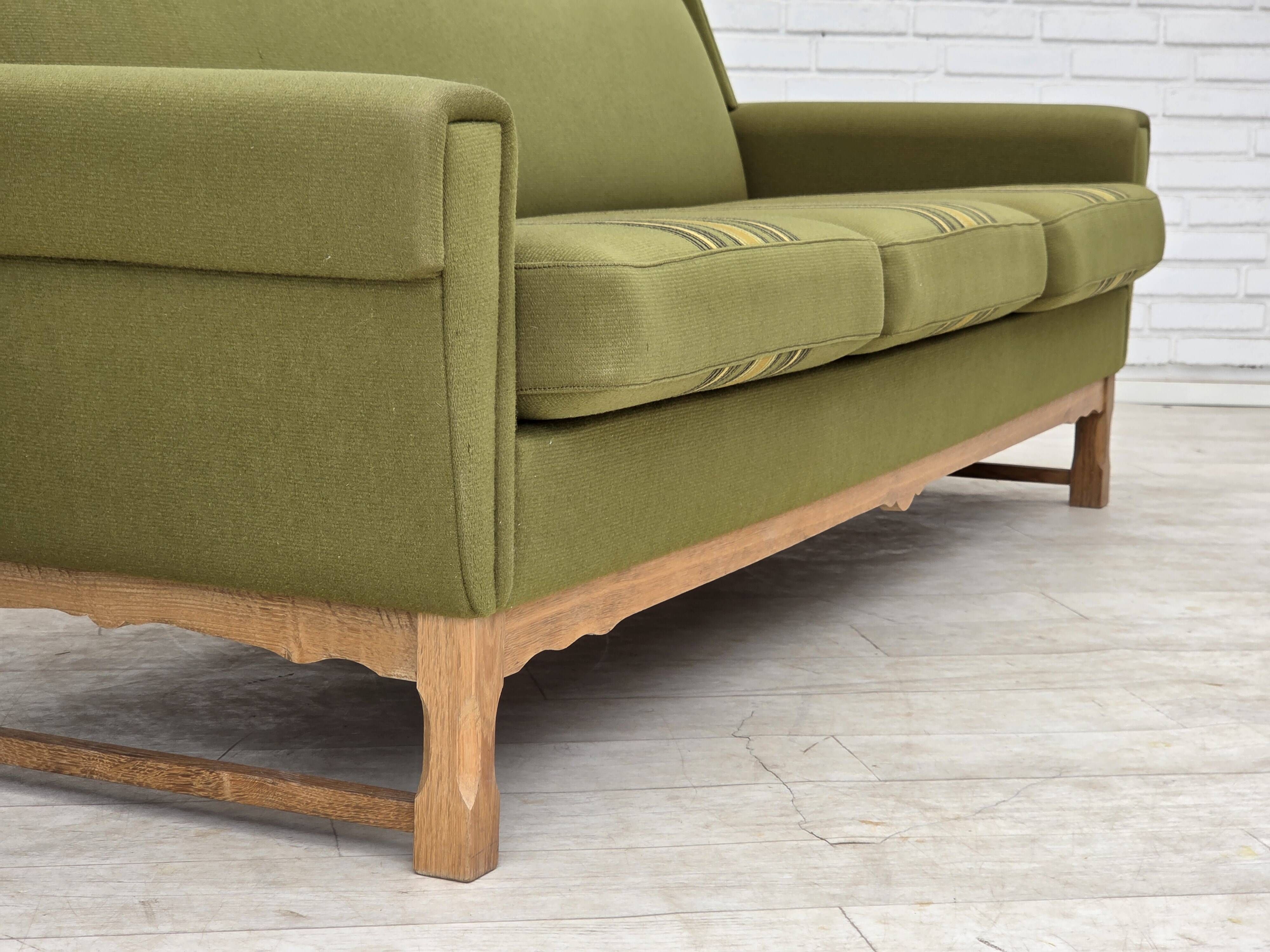Canapé danois 3 places des années 1970, en laine de mobilier verte, bois de chêne.