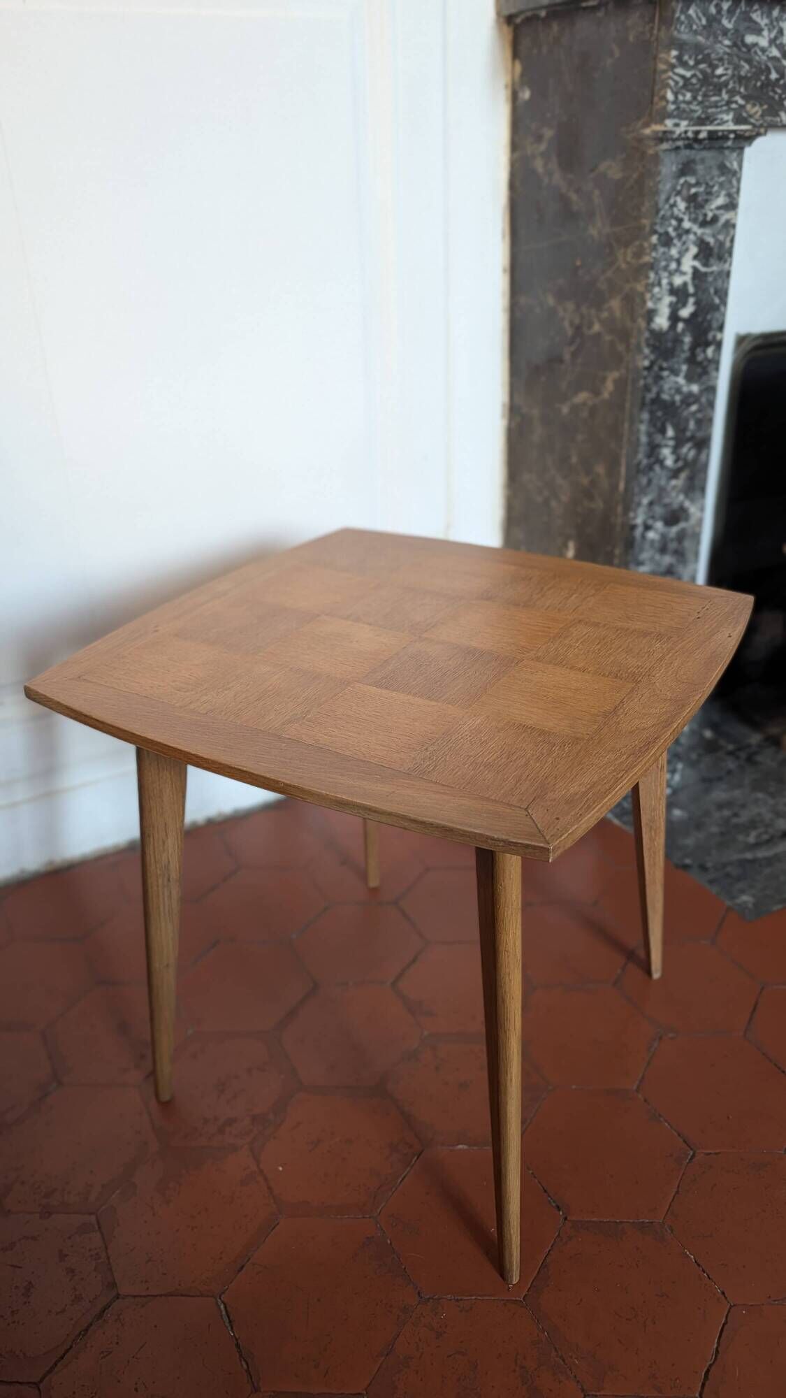 Table d'appoint vintage, plateau damier et pieds compas - Années 50/60