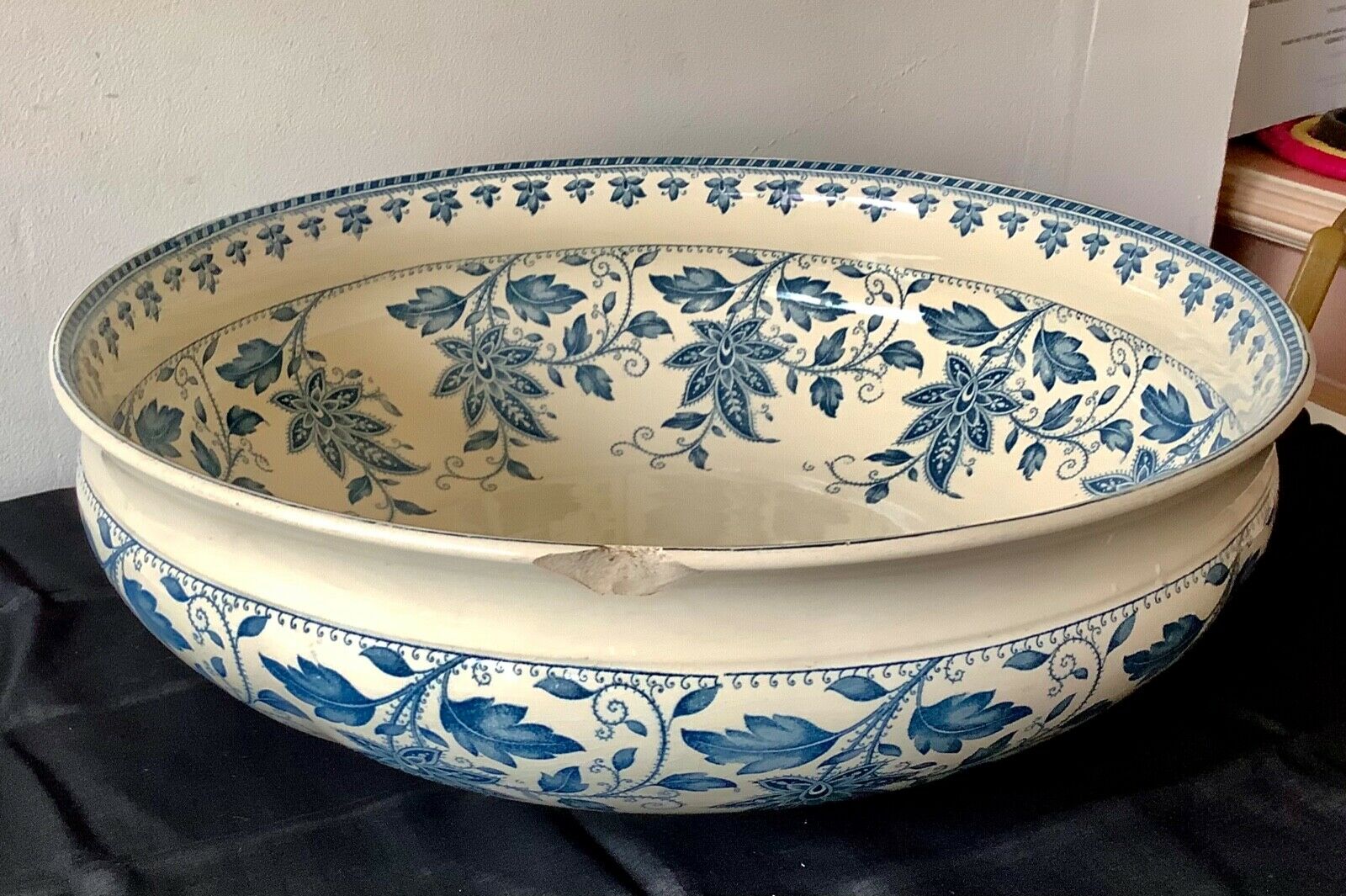 Vasque in earthenware