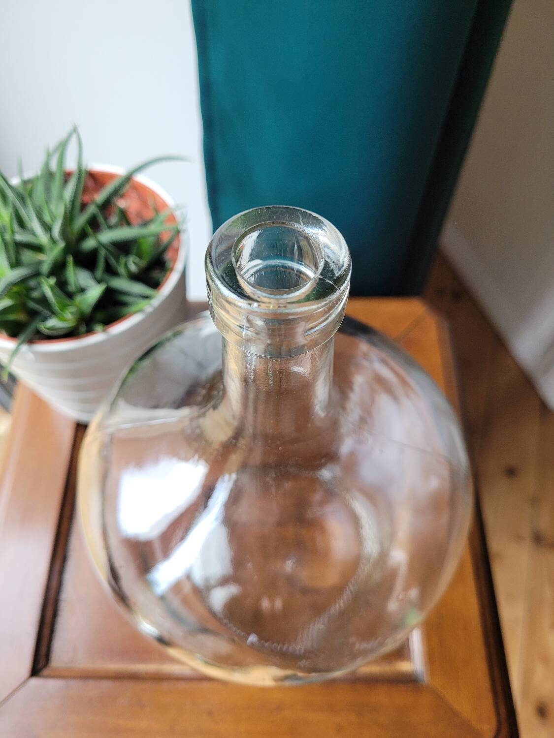 Transparent demijohn vase