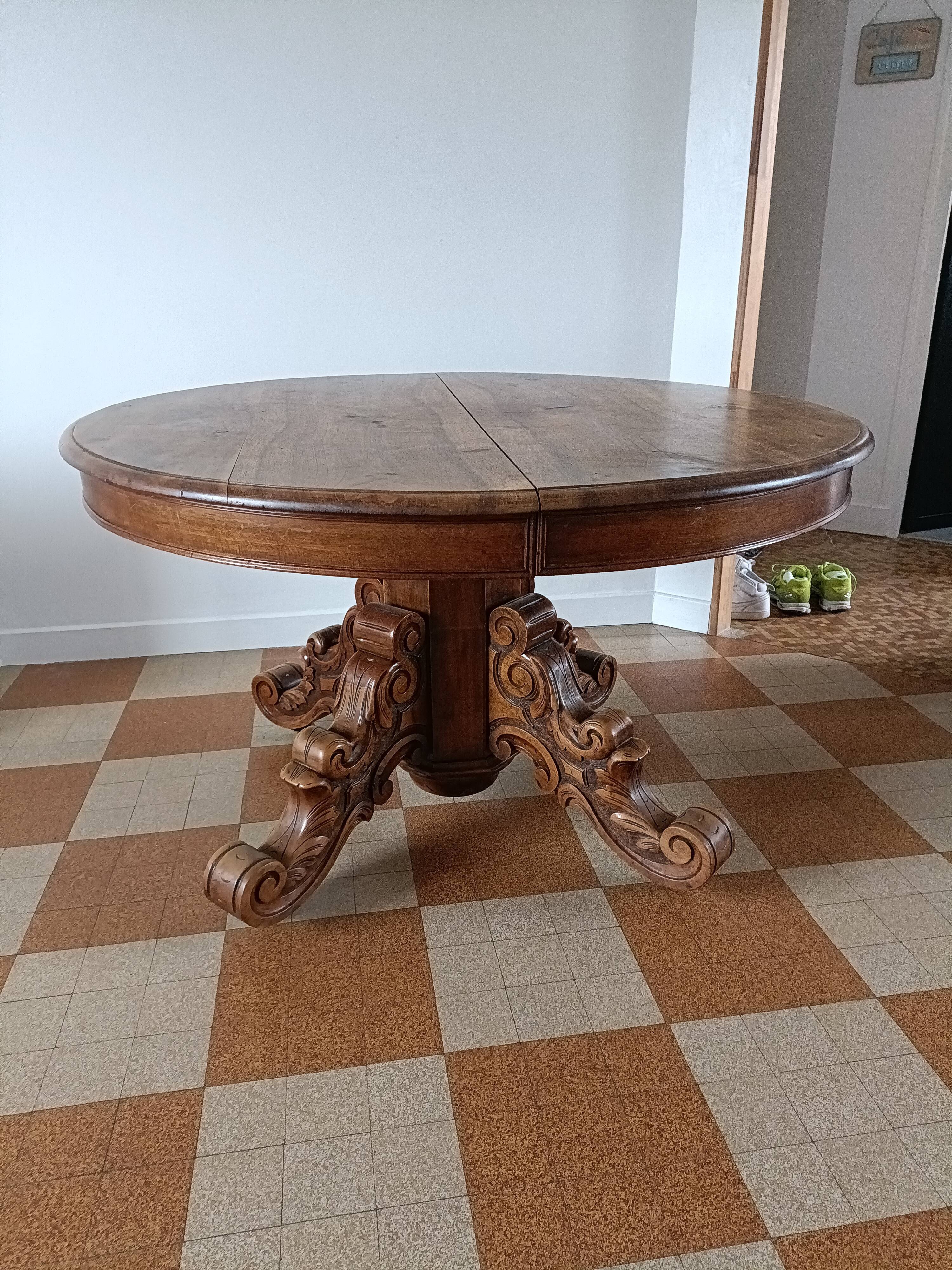 Oval dining room table early xxth walnut