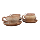 Tasses en grès avec soucoupes