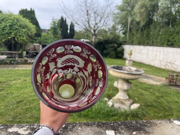 Vase cristal overlay rouge rubis grave decor chateau paons - style Boheme