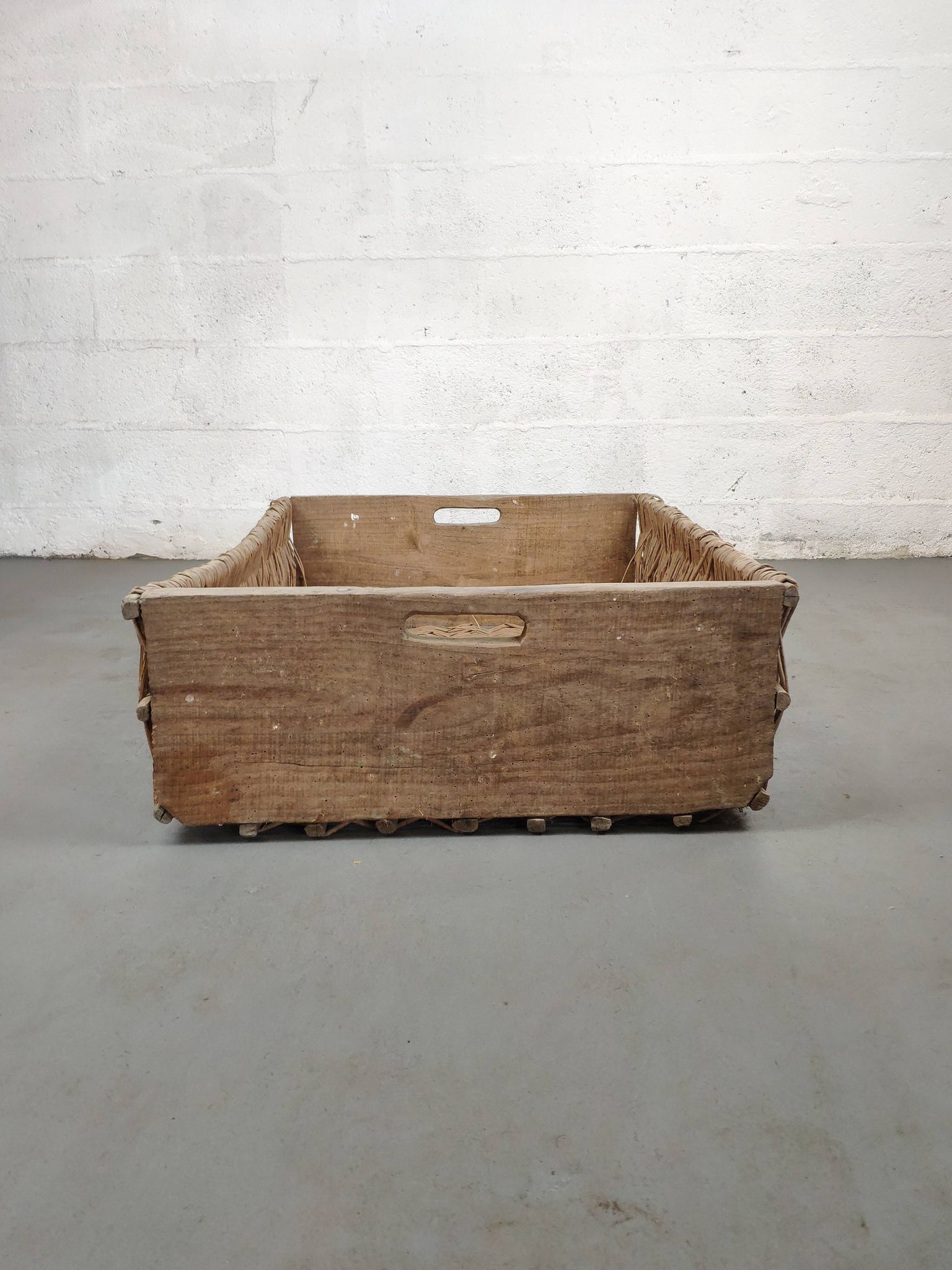 Lot de 2 anciens grands paniers à bûches bois et osier