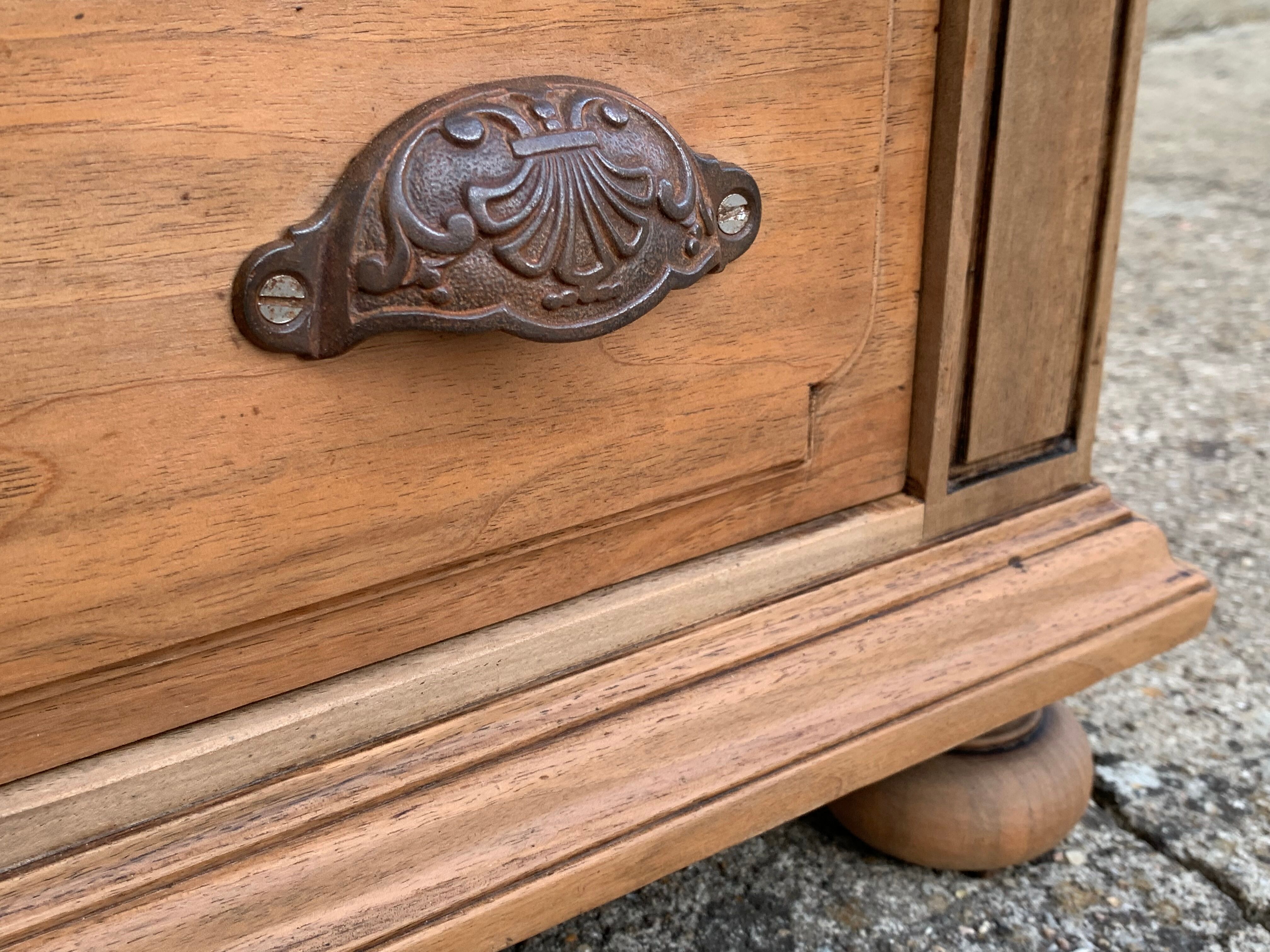 Armoire bonnetière parisienne vitrée 1920