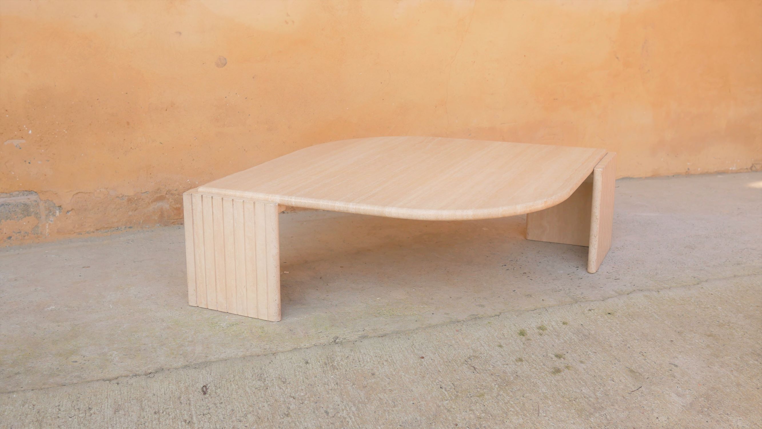 Table basse vintage en travertin par les éditions Roche Bobois