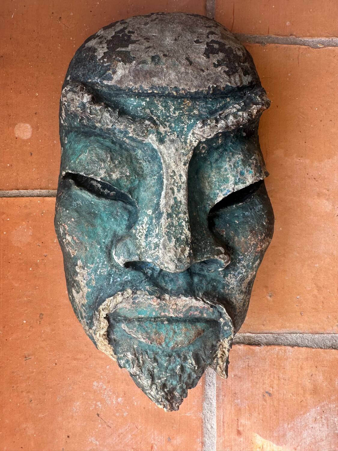 Masque en papier mâché