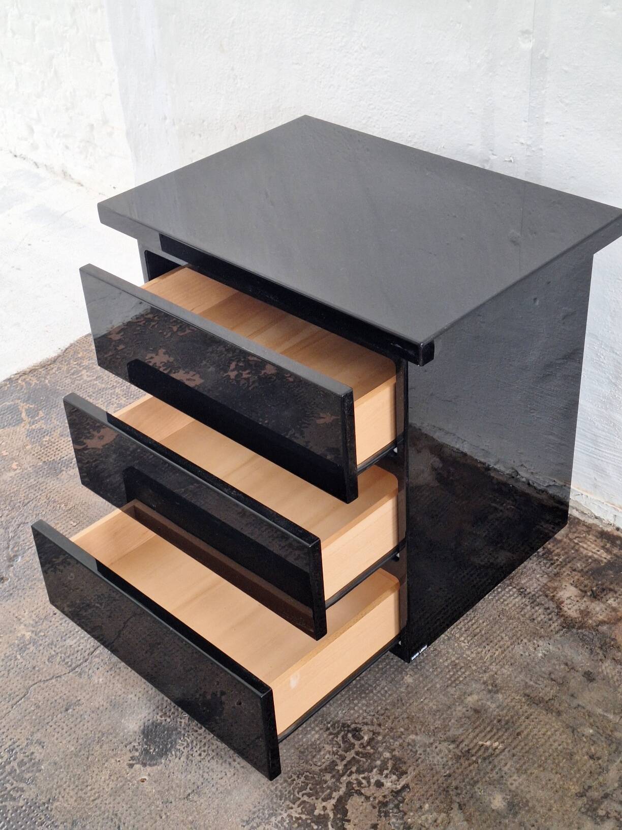 Commode en laque de David Lange Roche Bobois, signée, années 1970.
