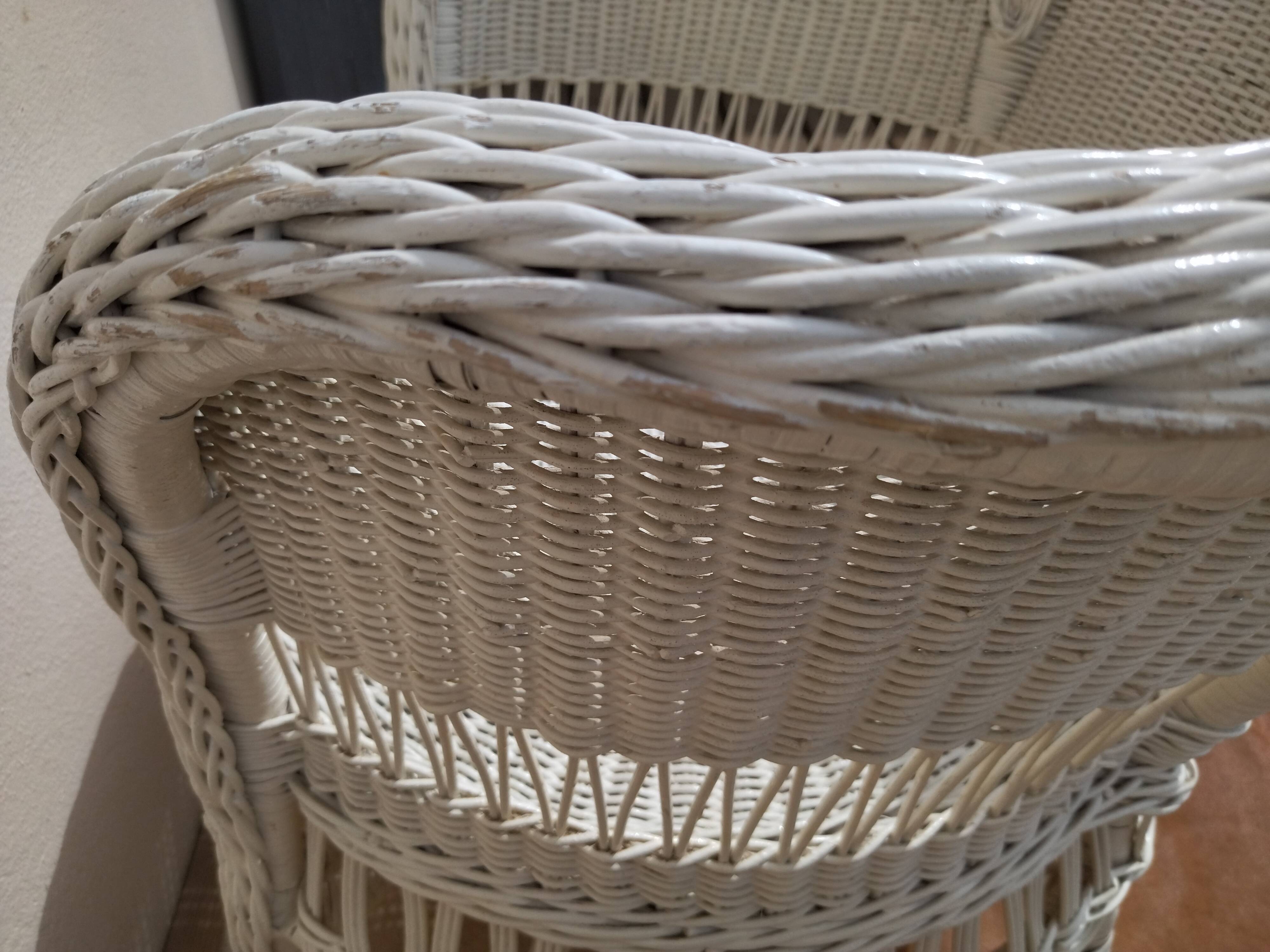 Paire de fauteuils blancs en rotin