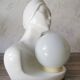 Lampe femme céramique globe opaline