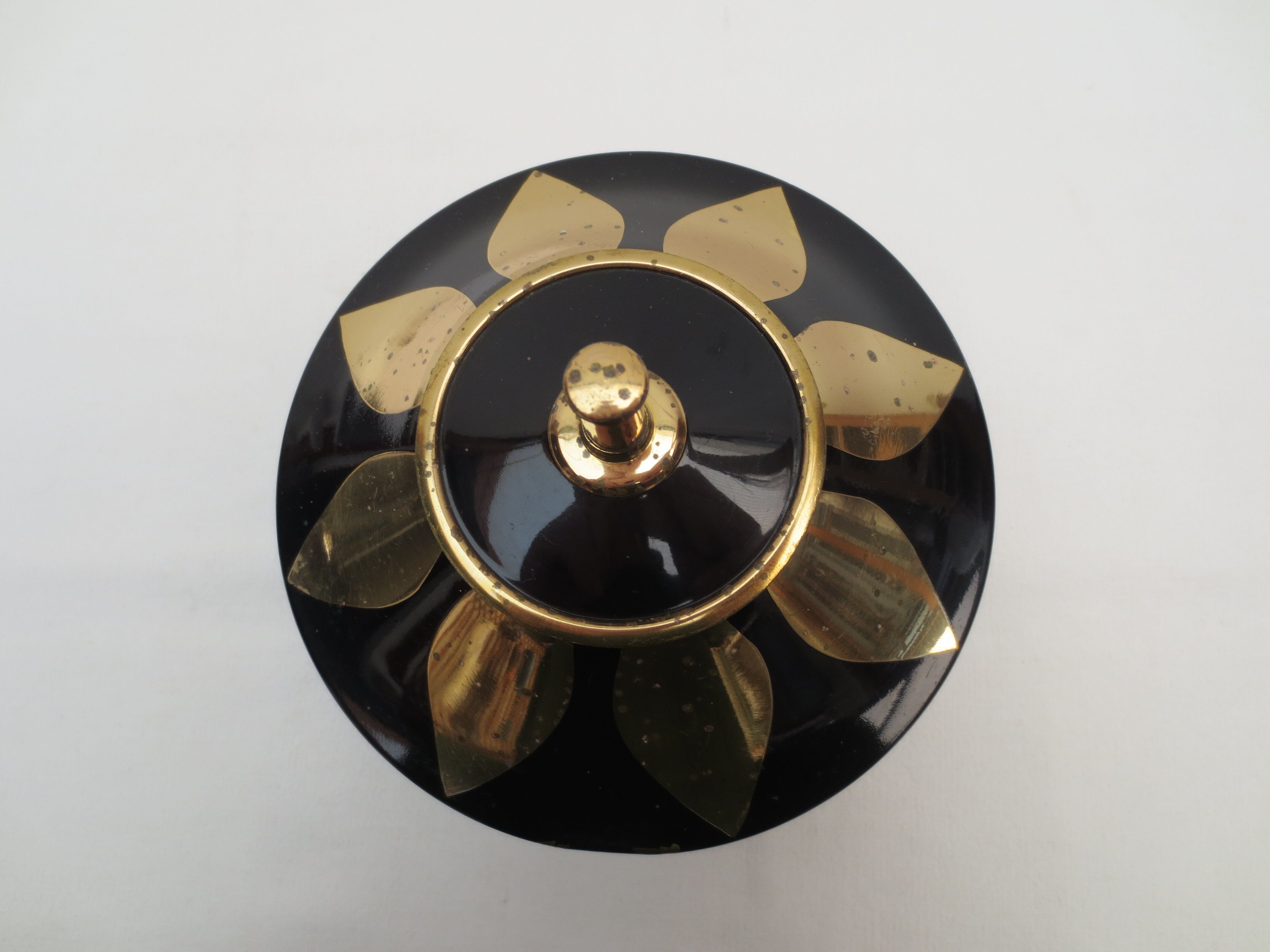 Telescopic cigarette holder in metal mushroom shape