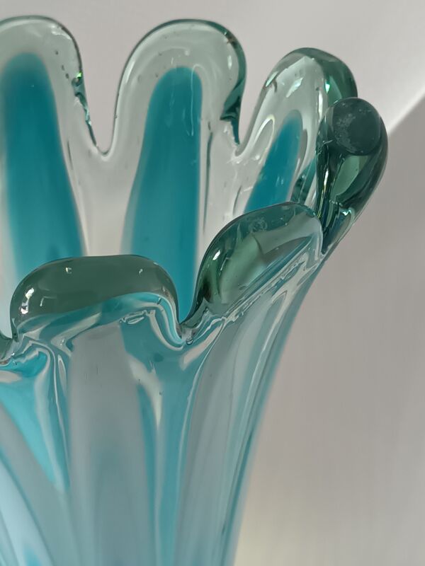 Vase bleu en verre soufflé vintage