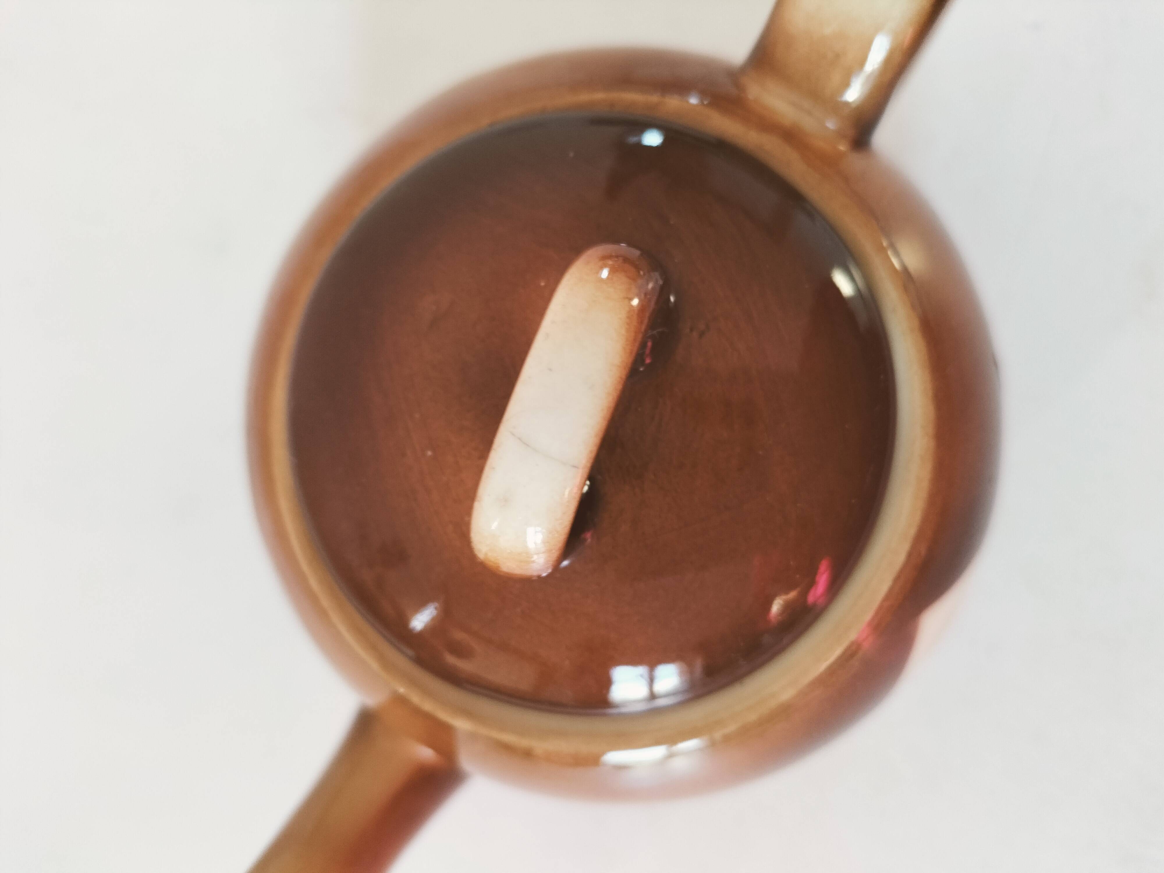 Small graphic selfish teapot in gradient brown – 70s