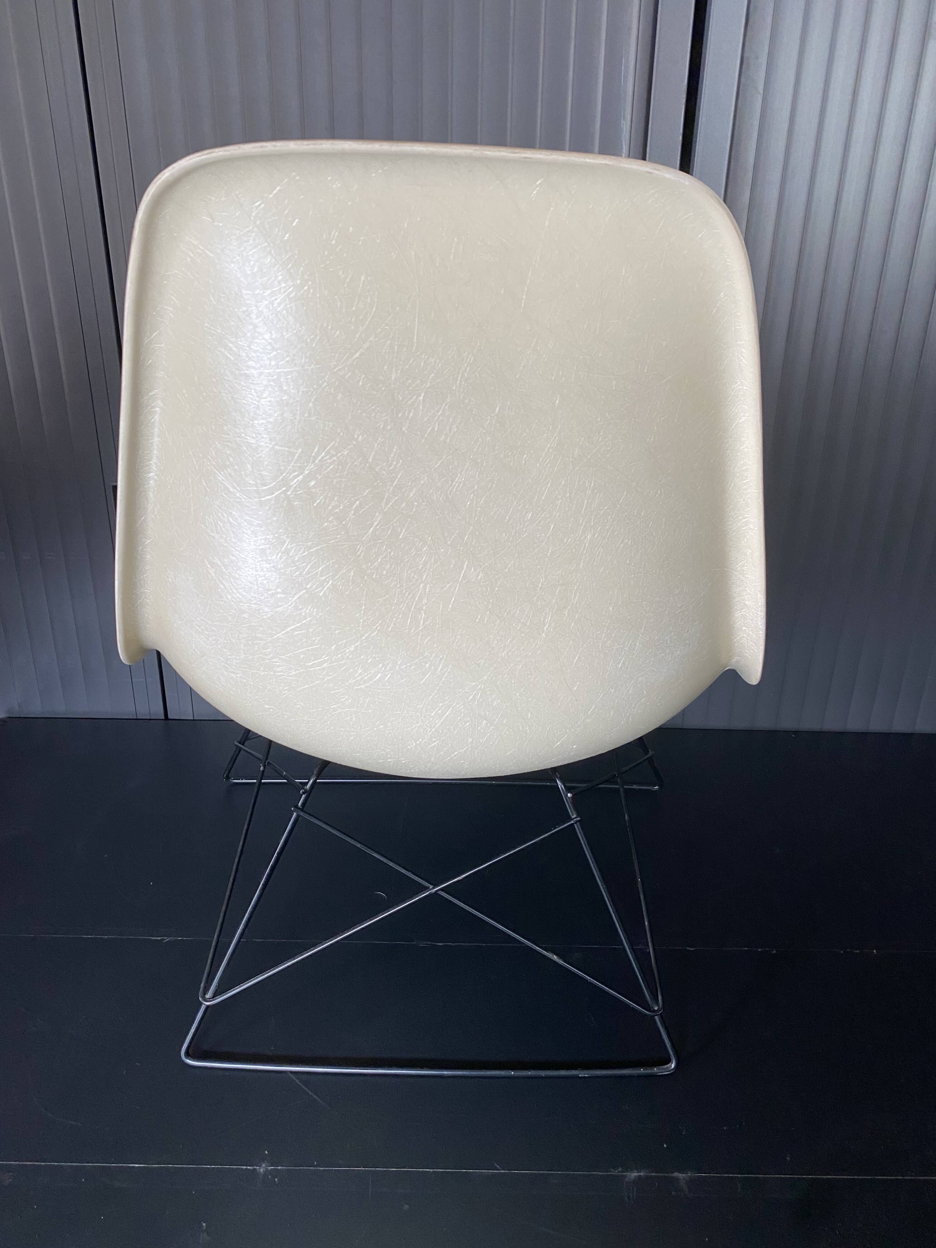 Eames lounge chair white fibre parchment base cat’s cradle Herman Miller