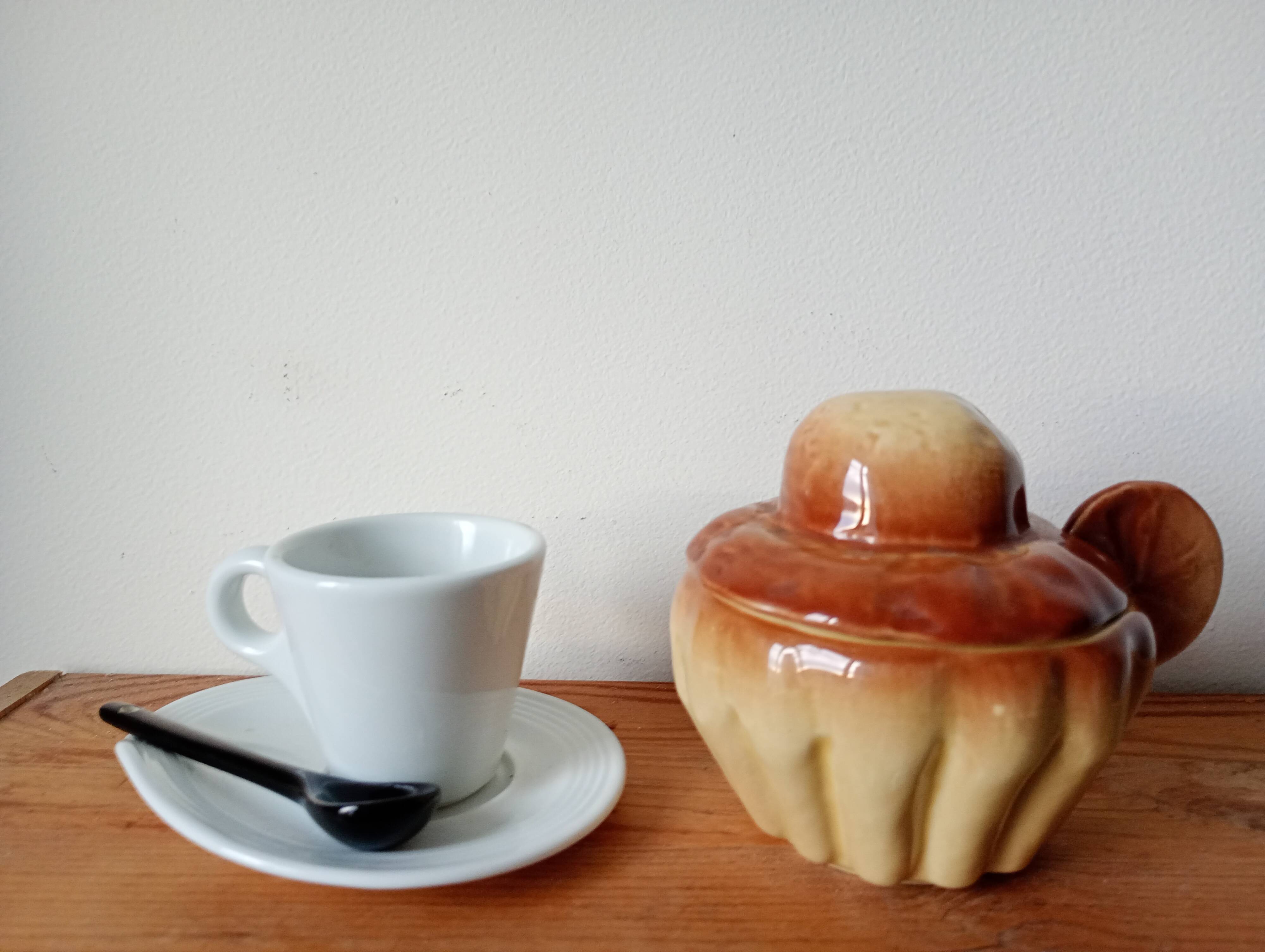 Brioche-shaped slipware pot/sugar bowl