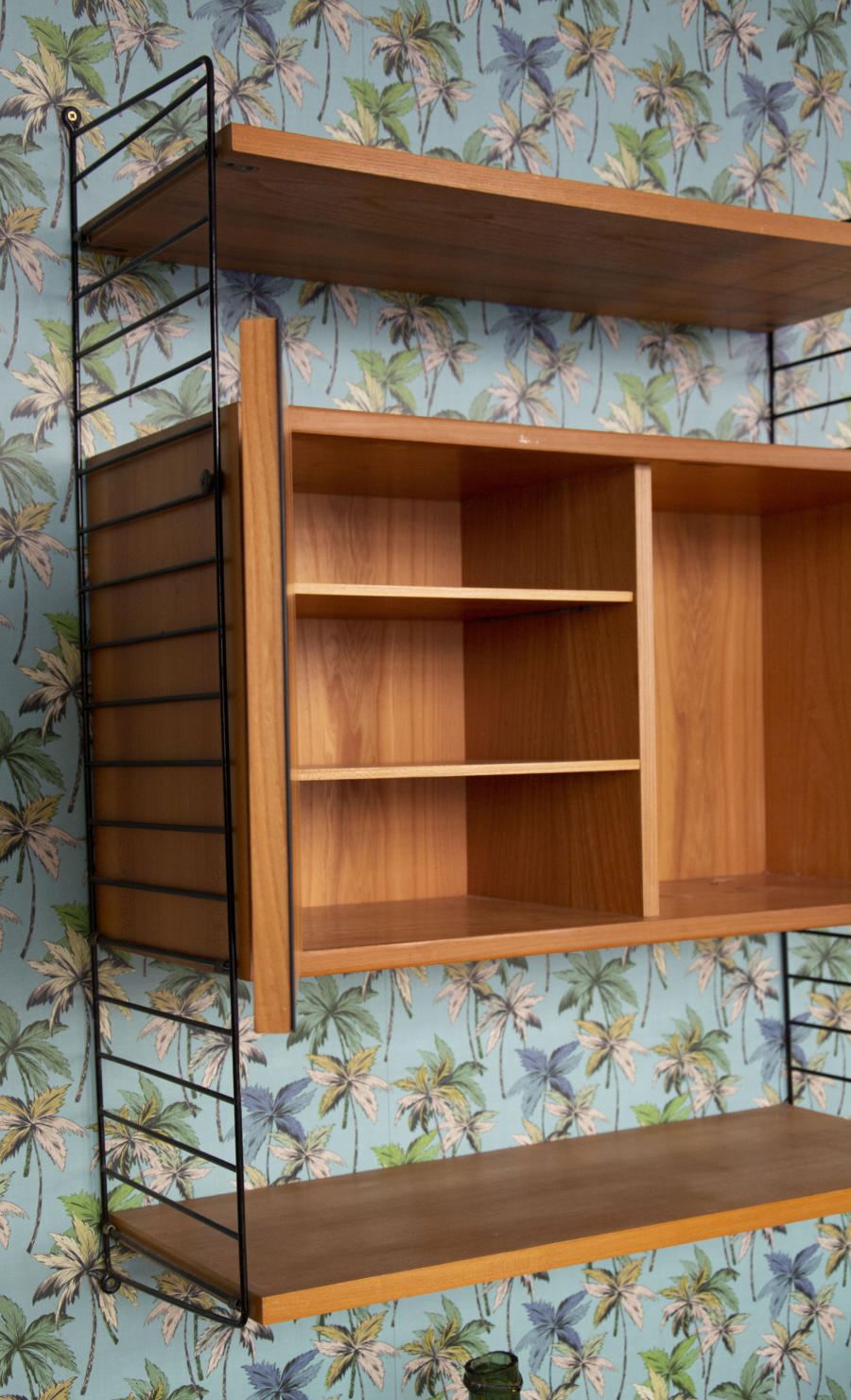 Shelf with string box