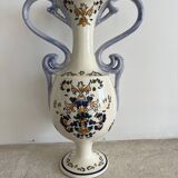 Vase balustre à anses en porcelaine à décor floral
