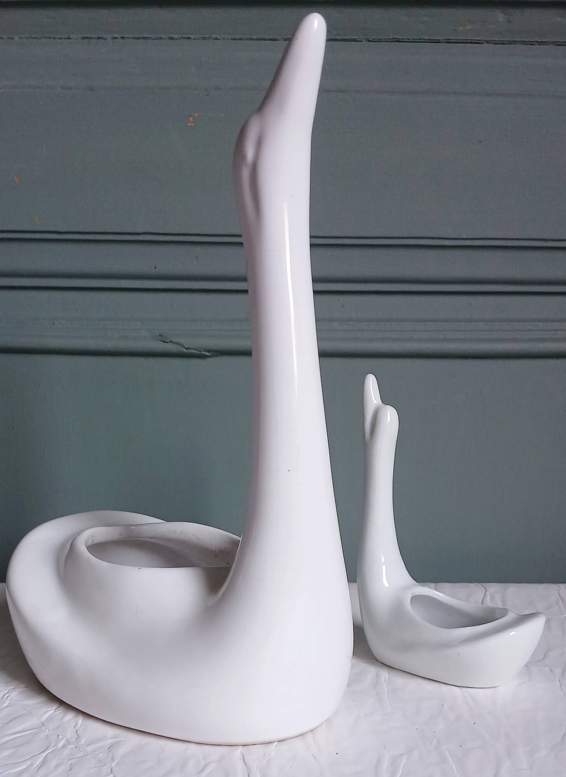 2 cygnes stylisés en céramique blanche. Vers 1970