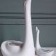 2 cygnes stylisés en céramique blanche. Vers 1970